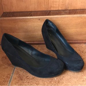 Black closed toe wedges